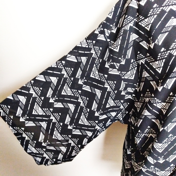 HeartSoul Tribal Kimono Black and White Medium - Picture 4 of 7